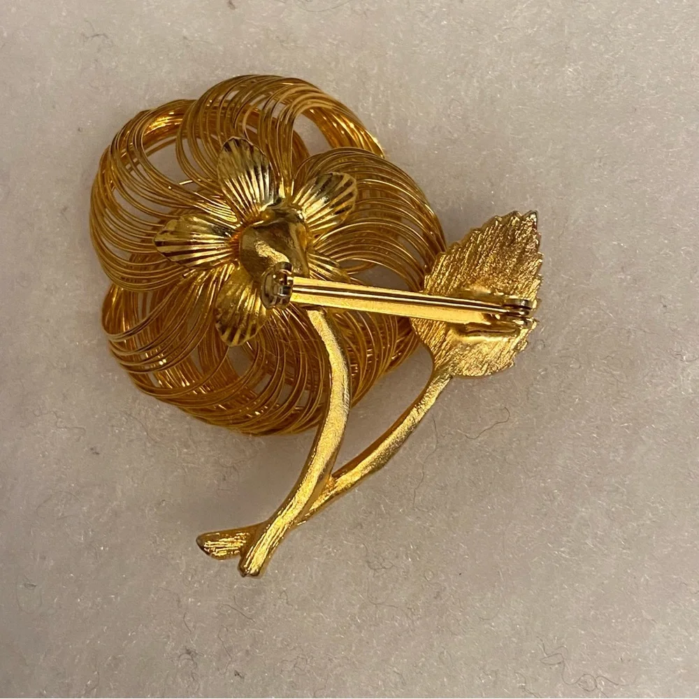 VINTAGE BROOCH GOLD TONE WIRE WRAPPED FLOWER COLORED RHINESTONE CENTER